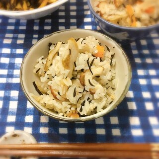 具だくさん♡ひじきとごぼうの炊き込みご飯♪